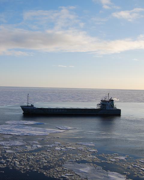 Lastfartyg på öppet hav under vintern