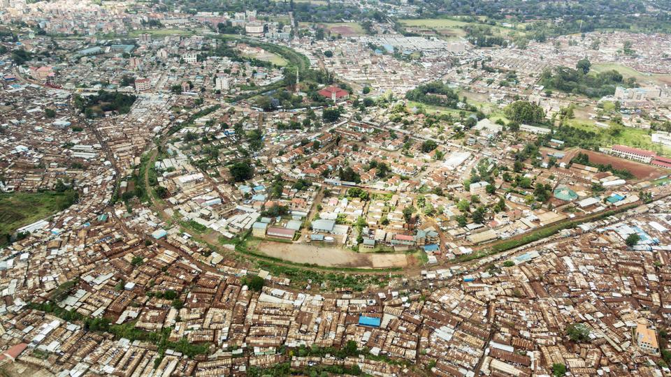 This is one of the largest slum are in the world. The government is trying to construct housing outside the slum for the inhabitans some are seen at the outer margin of the slum area.See also my LB: