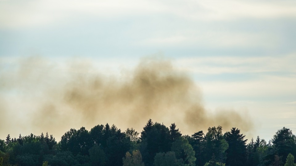 Rök kommer upp från en skogsbrand under extrem hetta och torka sommaren 2018 i Sverige.