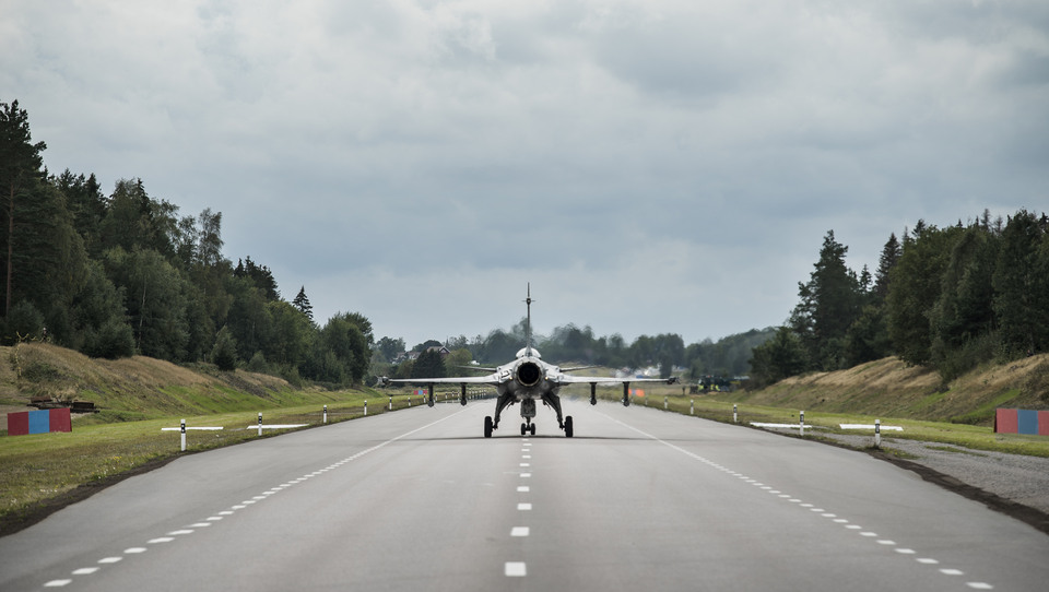 Ett militärflygplan står på vägbana