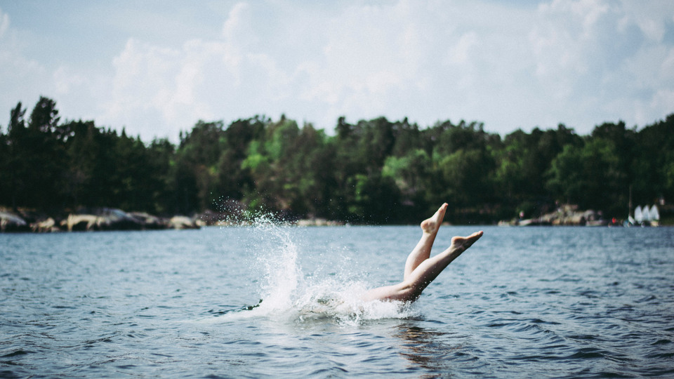 Person dyker ner i vatten