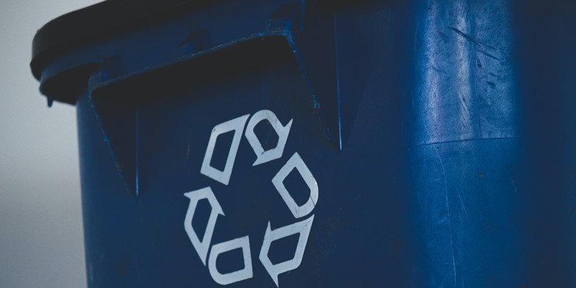 återvinningsymbol på en blå soptunna