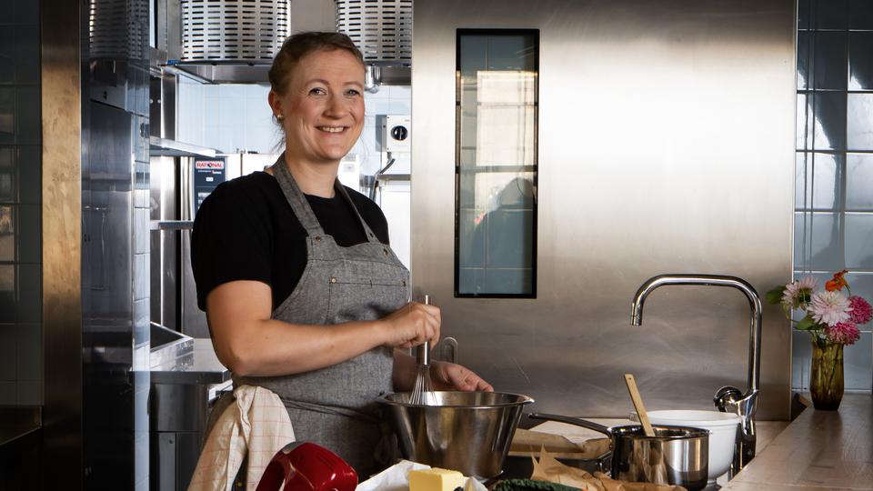 En kvinna står i ett kök och gör muffins på bland annat blod 