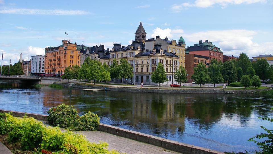 vattenkanal som passerar stadskärnan. Äldre fastigheter i fonden.