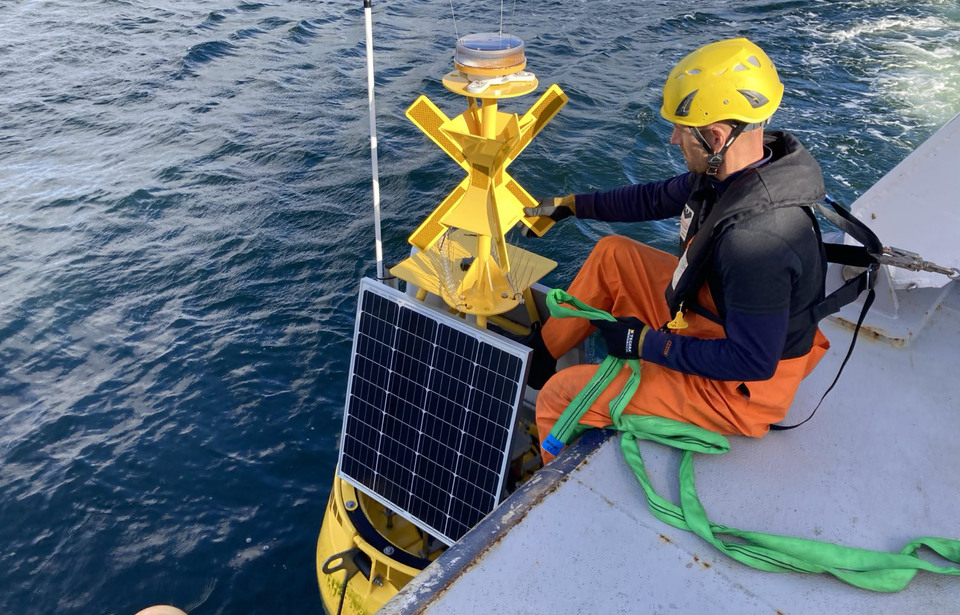 Hydrofonboj med solpaneler sjösätts från fartyg för mätning av undervattensbuller.