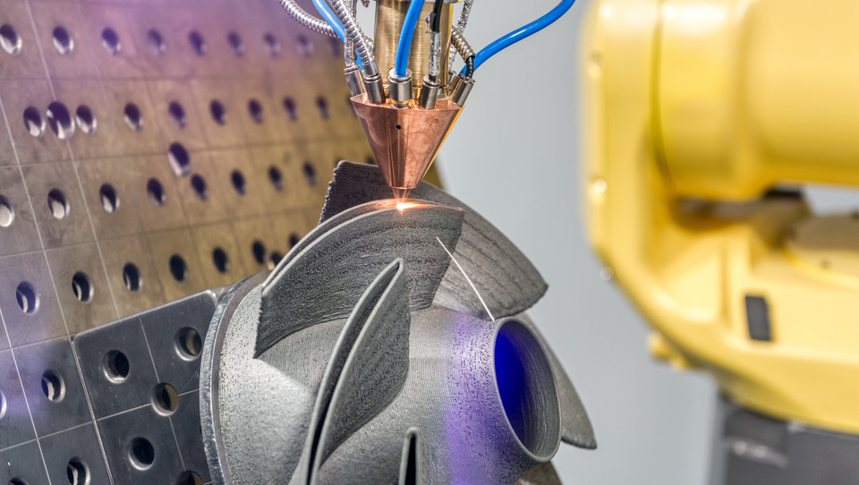 3D-metallskrivare tillverkar en ståldetalj. Additiv teknik för sintring av metalldelar.