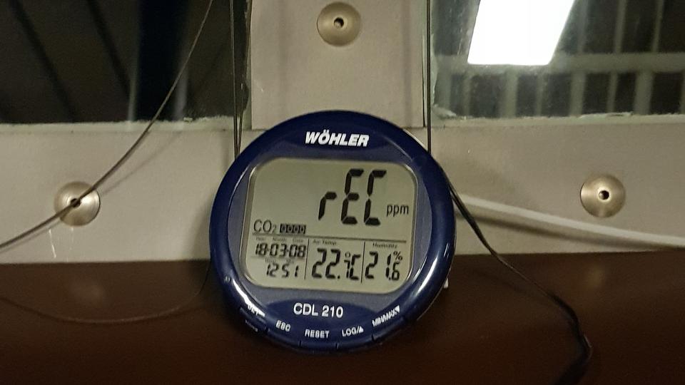 Sensor för mätning av temperatur, relativ luftfuktighet och halten av koldioxid som samlar data på en brygga. 