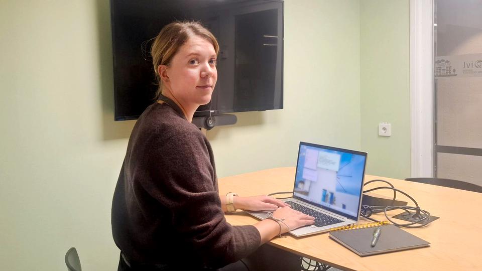 Terese Ahlström sitter vid en dator