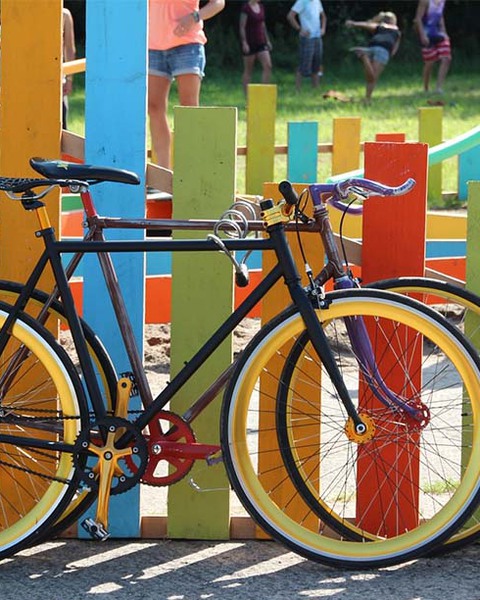 Cykel parkerad vid lekpark