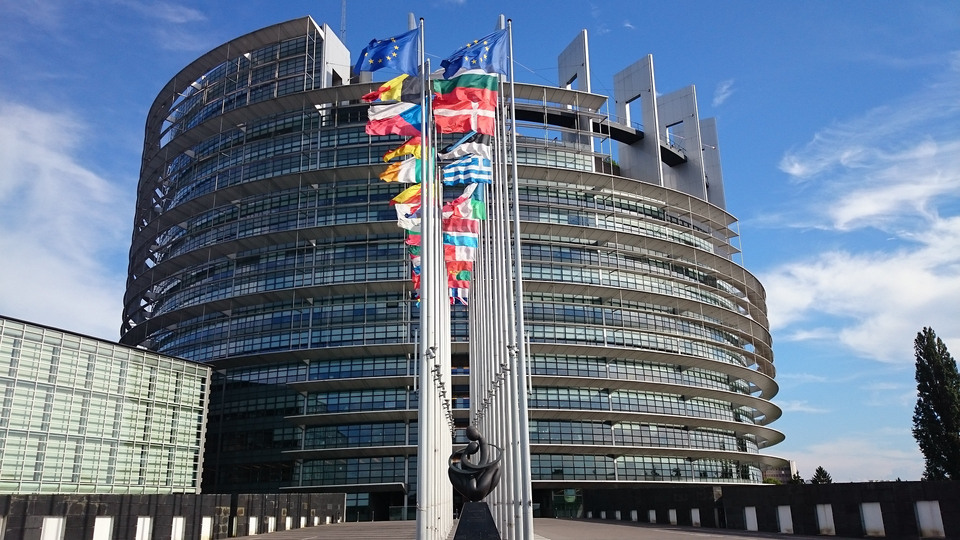 Flaggor utanför Europaparlamentet i Strasbourg
