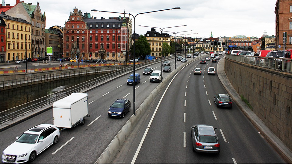 Bilar som kör på en motorväg i Stockholm