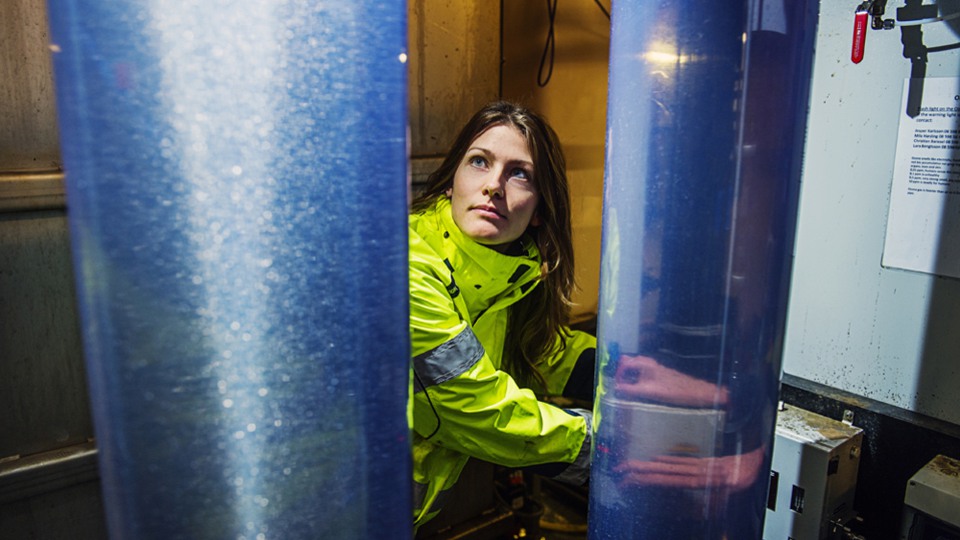 Kvinna gör mätningar på vattenreningsverk