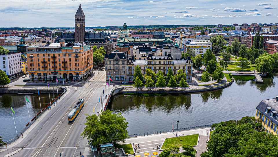 Flygbild över Norrköping som visar gator, äldre fastigheter och grönska