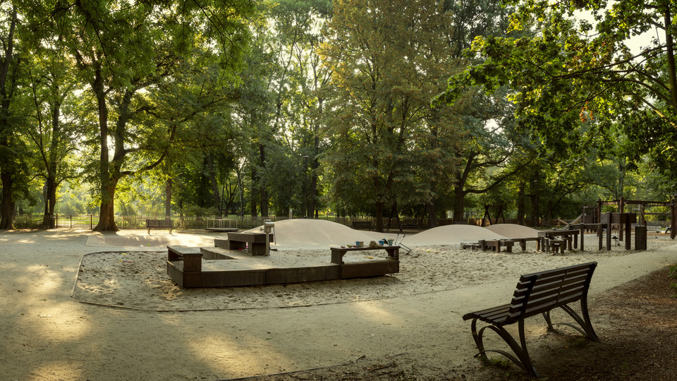 Lekplats med träutrustning i en stadspark