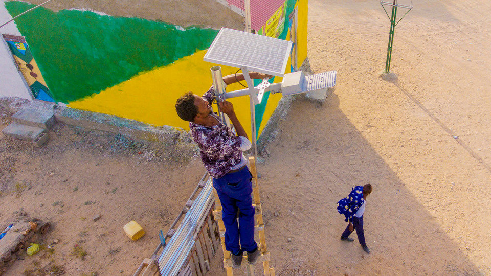 Solceller sätts upp i Somaliland.