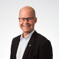 Porträtt av en man mot en vit bakgrund
