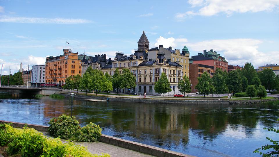 vattenkanal som passerar stadskärnan. Äldre fastigheter i fonden.