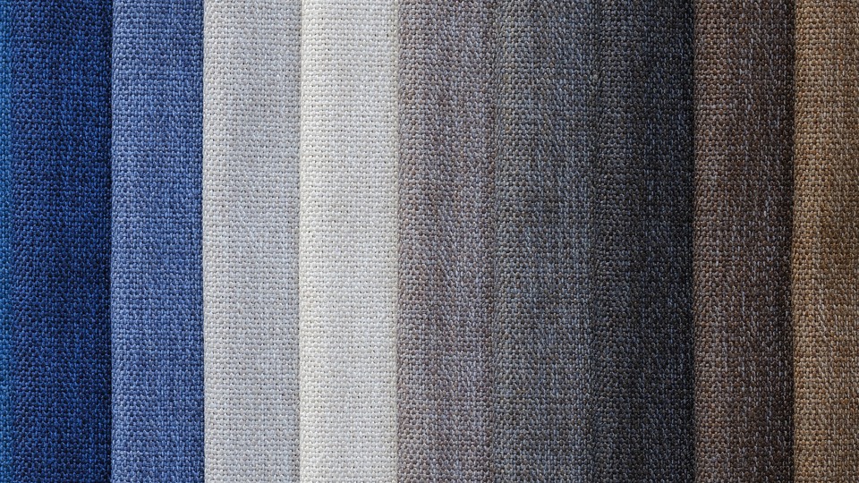 Olika typer av textil i blått och brunt