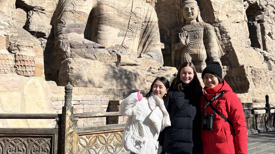 Matilda Lidfeldt på utflykt tillsammans med kinesiska kollegor vid buddistiska statyer i Datong