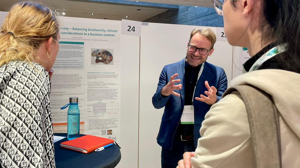 Henrik Johansson presenterar sin forskning på World Biodiversity Forum