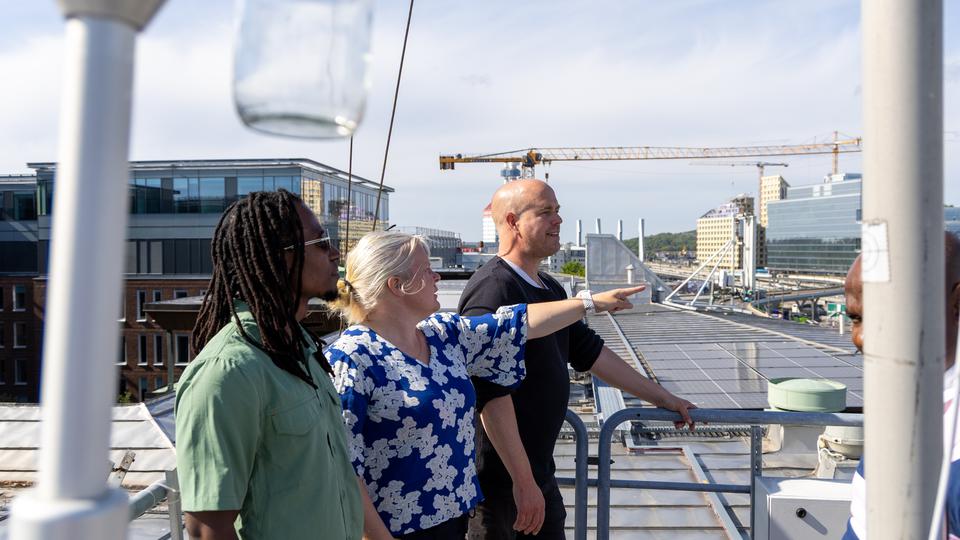 People looking at an air measurement system on a roof in Gothenburg