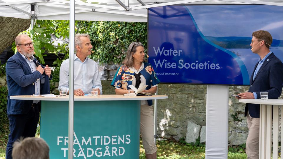 Åsa Romson samt tre män deltar i paneldebatt på Almedalen