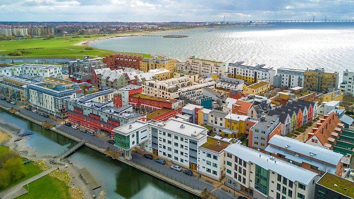 Malmö stad med sundet i bakgrunden