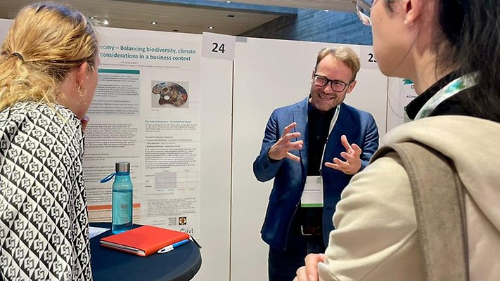 Henrik Johansson presenterar sin forskning på World Biodiversity Forum