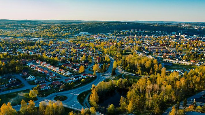 Flygfoto över samhälle i norra Sverige